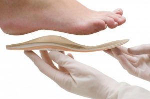 Також для профілактики та лікування підходять ортопедичні устілки, які можна купити в спеціалізованих ортопедичних або замовити індивідуальні. Ці устілки зменшать навантаження на уражені ділянки стопи, відновлять загальну біомеханіку рухів, а також зменшать навантаження на м’язи ніг